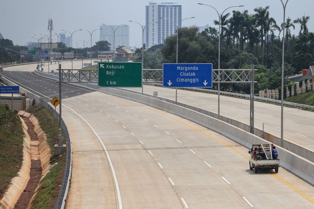 Kendaraan pekerja melintas di Jalan Tol Cijago seksi 3A, Krukut, Depok, Jawa Barat, Rabu (21/12/2022). Kementerian Pekerjaan Umum dan Perumahan Rakyat (PUPR) akan menguji coba jalan Tol Cinere-Jagorawi (Cijago) Seksi 3A Kukusan-Krukut sepanjang 3 kilometer secara fungsional jelang libur Natal 2022 dan Tahun Baru 2023. ANTARA FOTO/Asprilla Dwi Adha/foc.