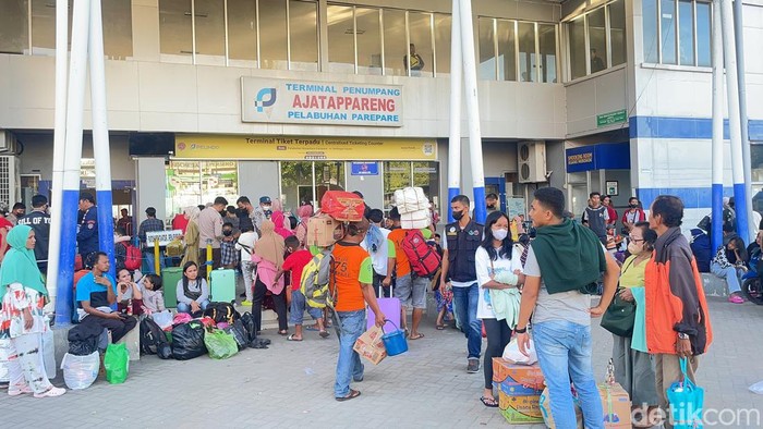 Aktivitas penumpang di Pelabuhan Parepare, Sulawesi Selatan.