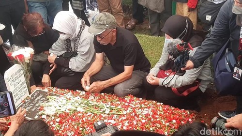 Pemakaman Aminah Cendrakasih