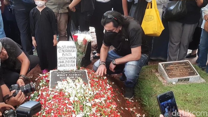 Pemakaman Aminah Cendrakasih