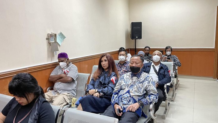 Amir Syamsuddin duduk di barisan kedua
