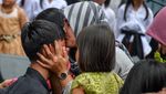 Jalani Sungkeman, Ibu dan Anak Saling Sesenggukan