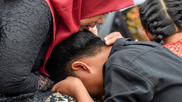 Sejumlah anak melakukan sungkeman kepada ibunya saat peringatan Hari Ibu di Liogenteng, Astanaanyar, Bandung, Jawa Barat, Kamis (22/12/2022). Momentum Hari Ibu tersebut diperingati dengan tradisi sungkem atau meminta maaf sebagai bentuk ungkapan bakti dan kasih sayang kepada orang tua. ANTARA FOTO/Raisan Al Farisi/nym.