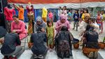 Jalani Sungkeman, Ibu dan Anak Saling Sesenggukan