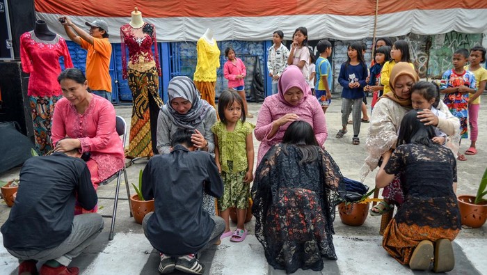 Sejumlah anak melakukan sungkeman kepada ibunya saat peringatan Hari Ibu di Liogenteng, Astanaanyar, Bandung, Jawa Barat, Kamis (22/12/2022). Momentum Hari Ibu tersebut diperingati dengan tradisi sungkem atau meminta maaf sebagai bentuk ungkapan bakti dan kasih sayang kepada orang tua. ANTARA FOTO/Raisan Al Farisi/nym.