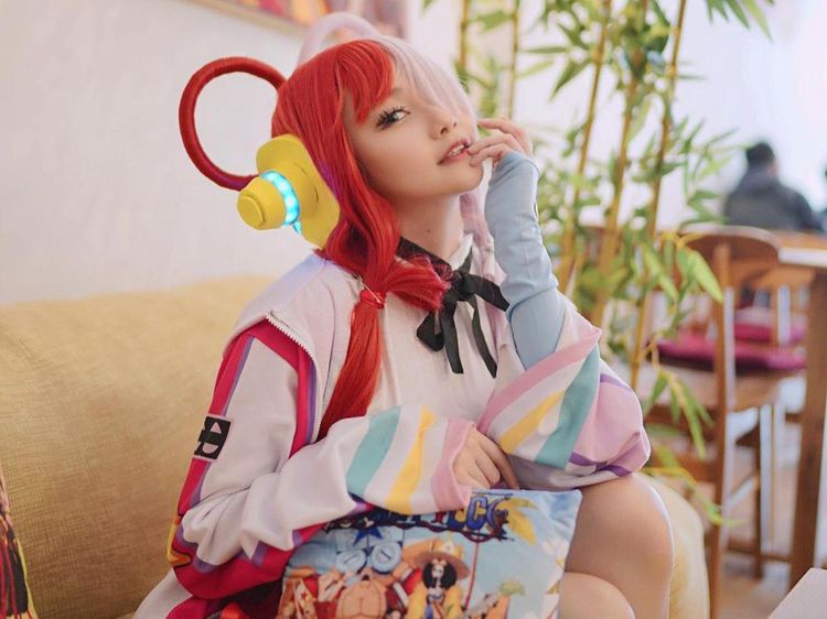 Gemas Maksimal! Andela Yuwono Cosplay Jadi Uta One Piece