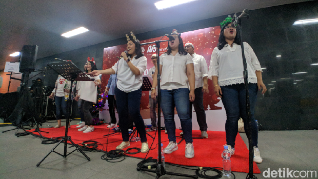 Apa itu Christmas Carol? Kegiatan ini dilakukan menjelang perayaan Natal. Christmas Carol biasanya diisi dengan nyanyian pujian bertema kelahiran Yesus Kristus.