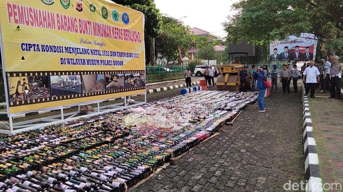 Aparat di Kabupaten Bogor memusnahkan ribuan botol minuman keras jelang nataru.