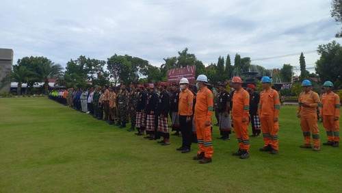 Kegiatan apel gelar pasukan operasi lilin 2022 bertempat di lapangan Taman Kota Singaraja, Kamis (22/12/2022).