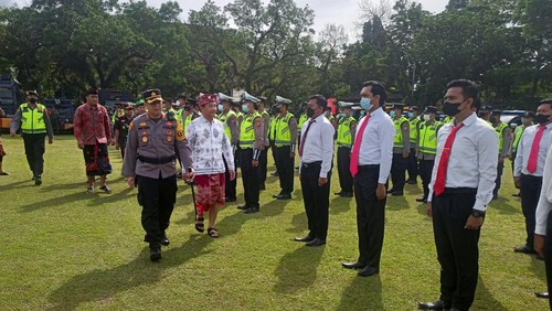 Apel gelar pasukan operasi Lilin Agung 2022 untuk melakukan pengamanan Nataru di Karangasem.
