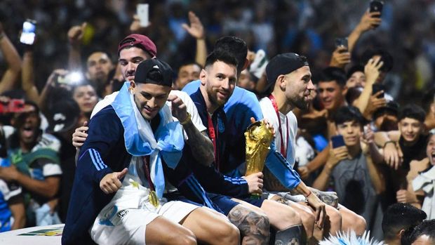 BUENOS AIRES, ARGENTINA - DECEMBER 20: Lionel Messi of Argentina smiles to the fans during the caravan of the Argentina men's national football team after winning the FIFA World Cup Qatar 2022 on December 20, 2022 in Buenos Aires, Argentina. (Photo by Rodrigo Valle/Getty Images)