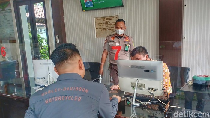 Kuasa hukm Doni Salmanan saat menyerahkan memori banding ke PN Bale Bandung