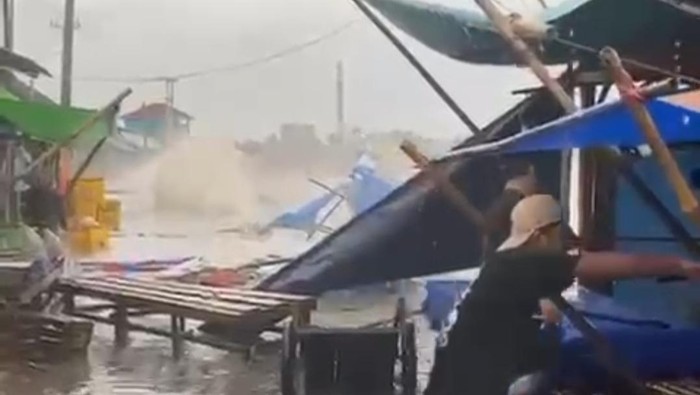 Banjir terjang warung milik warga di Pandeglang.