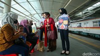 Mereka juga membagikan bunga mawar.
