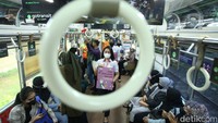 Satu persatu penumpang diajak untuk sadar tentang pelecehan seksual.