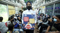 Petugas dari KAI Commuter turut membawa tulisan dan menghampiri penumpang.