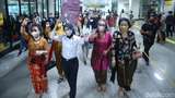 Emak-emak Berkebaya Galakkan Pencegahan Pelecehan Seksual di Kereta