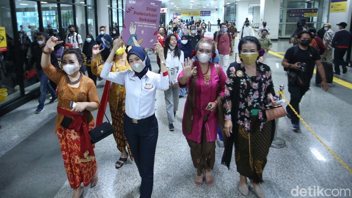 Peringatan Hari Ibu digelar di Commuter Line, Stasiun BNI City, Jakarta, diisi dengan sosialisasi pencegahan pelecehan seksual. Aksi ini dilakukan oleh ibu-ibu berkebaya.