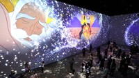 Ada layar yang terbentang lebar sampai ke atas galeri dan memuat berbagai scene dalam film-film yang dibuat oleh Disney.  Foto: Getty Images/Jeremychanphotography