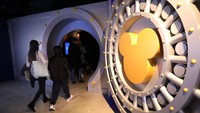 Pintu masuk pameran seni imersif Disney dibuka dengan simbol kepala Mickey Mouse dan lorong waktu.  Foto: Getty Images/Jeremychanphotography