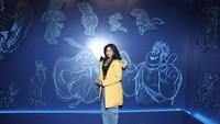 Aktris Maitreyi Ramakrishnan menghadirii malam pembukaan VIP Disney Animation Immersive Experience.  Foto: Getty Images/Jeremychanphotography