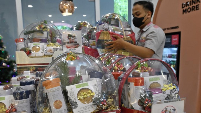 Petugas menata paket bingkisan atau 