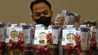Seorang karyawan menata paket bingkisan atau hampers kue Natal di toko kue Harvest cabang Kebon Kacang, Jakarta, Kamis (22/12/2022).