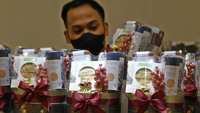 Bisnis Hampers Kue Natal Laris Manis Petugas menata paket bingkisan atau