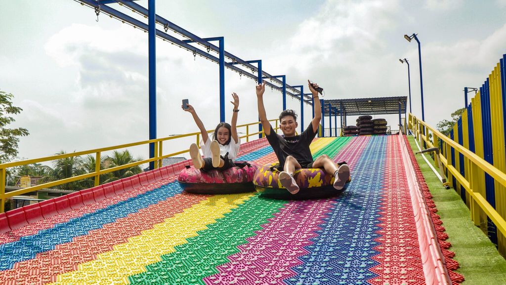 Blitar Park merupakan taman rekreasi keluarga pertama di Kabupaten Blitar. Destinasi wisata ini dibuka pada akhir 2019.