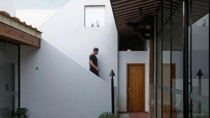 Buat Inspirasi Rumah Nih, Kuno Outside, Mewah Inside! Rumah ini mengusung konsep jadul dan modern. Bila dilihat sekilas dari luar memang tampak kuno. Tapi lihat bagian dalamnya.