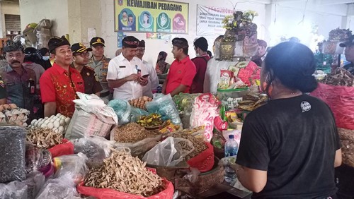Bupati Karangasem dan Forkopimda saat melakukan operasi pasar  menjelang Nataru di Pasar Amlapura Timur, Karangasem, Bali, Kamis (22/12/2022).