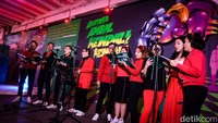 Lagu-lagu khas Natal pun kembali syahdu terdengar di area Christmas Carol digelar.