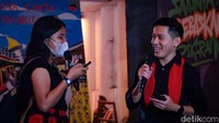 Sesekali, anggota paduan suara mengajak warga menyanyikan lagu Natal. 