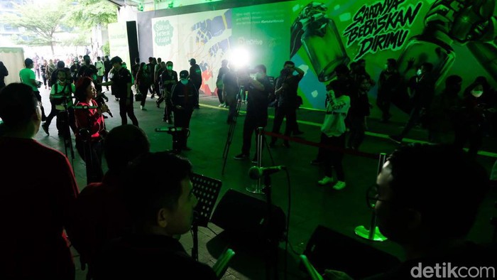 Pertunjukan Christmas Carol kembali digelar di DKI Jakarta. Pertunjukan ini menghibur warga yang melintas di Terowongan Kendal.