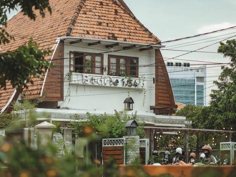 Usaha kedai kopi atau coffee shop menjamur di mana-mana. Terutama di kota besar seperti Surabaya.