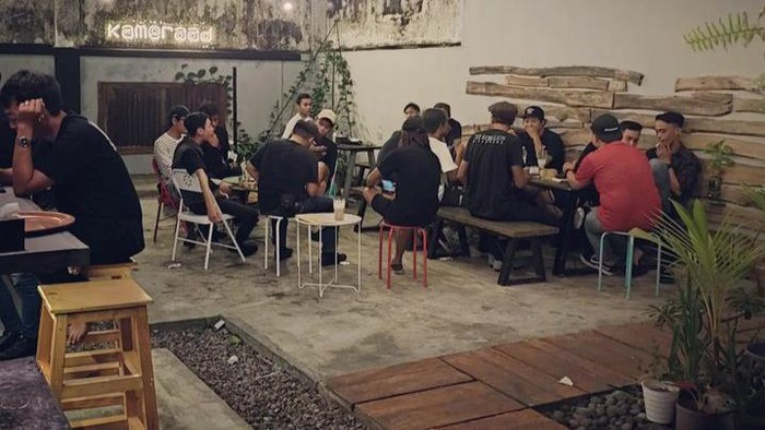 Usaha kedai kopi atau coffee shop menjamur di mana-mana. Terutama di kota besar seperti Surabaya.