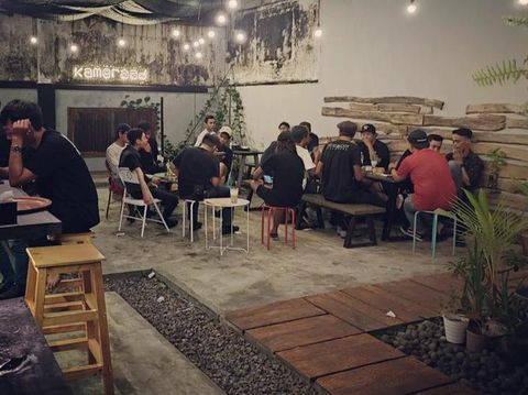 Usaha kedai kopi atau coffee shop menjamur di mana-mana. Terutama di kota besar seperti Surabaya.
