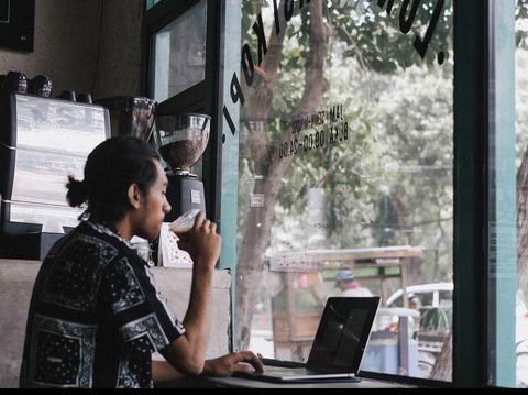 Usaha kedai kopi atau coffee shop menjamur di mana-mana. Terutama di kota besar seperti Surabaya.