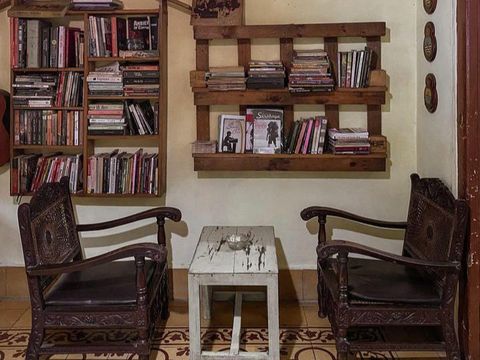 Usaha kedai kopi atau coffee shop menjamur di mana-mana. Terutama di kota besar seperti Surabaya.