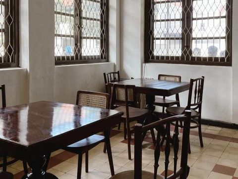 Usaha kedai kopi atau coffee shop menjamur di mana-mana. Terutama di kota besar seperti Surabaya.