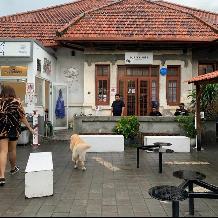 Usaha kedai kopi atau coffee shop menjamur di mana-mana. Terutama di kota besar seperti Surabaya.