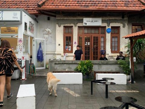 Usaha kedai kopi atau coffee shop menjamur di mana-mana. Terutama di kota besar seperti Surabaya.