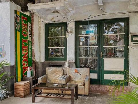Usaha kedai kopi atau coffee shop menjamur di mana-mana. Terutama di kota besar seperti Surabaya.