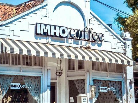 Usaha kedai kopi atau coffee shop menjamur di mana-mana. Terutama di kota besar seperti Surabaya.