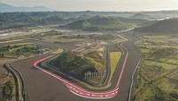 Indonesia sukses mencatatkan sejarah di awal tahun 2022 ini lewat gelaran MotoGP di Sirkuit Mandalika, NTT, pada Maret 2022. Momen ini menjadi yang pertama setelah 25 tahun lalu. ANTARA FOTO/Ahmad Subaidi