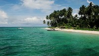 Pulau Derawan. Pulau ini berada di Kabupaten Berau, Kalimantan Timur. Di kepulauan ini terdapat sejumlah objek wisata bahari menawan, salah satunya Taman Bawah Laut yang diminati wisatawan mancanegara terutama para penyelam kelas dunia. Kepulauan Derawan memiliki tiga kecamatan yaitu, Pulau Derawan, Maratua, dan Biduk Biduk, Berau. (TitoSimon/Getty Images)