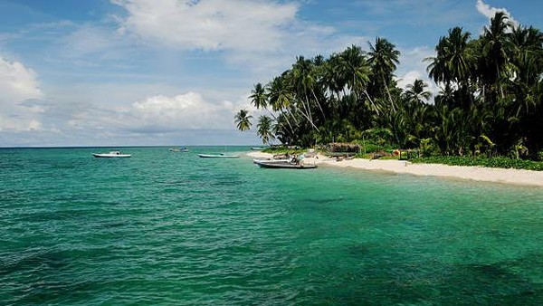 Pulau Derawan. Pulau ini berada di Kabupaten Berau, Kalimantan Timur. Di kepulauan ini terdapat sejumlah objek wisata bahari menawan, salah satunya Taman Bawah Laut yang diminati wisatawan mancanegara terutama para penyelam kelas dunia. Kepulauan Derawan memiliki tiga kecamatan yaitu, Pulau Derawan, Maratua, dan Biduk Biduk, Berau. (TitoSimon/Getty Images)