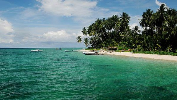 Pulau Derawan. Pulau ini berada di Kabupaten Berau, Kalimantan Timur. Di kepulauan ini terdapat sejumlah objek wisata bahari menawan, salah satunya Taman Bawah Laut yang diminati wisatawan mancanegara terutama para penyelam kelas dunia. Kepulauan Derawan memiliki tiga kecamatan yaitu, Pulau Derawan, Maratua, dan Biduk Biduk, Berau. (TitoSimon/Getty Images) Pulau Derawan. Pulau ini berada di Kabupaten Berau, Kalimantan Timur. Di kepulauan ini terdapat sejumlah objek wisata bahari menawan, salah satunya Taman Bawah Laut yang diminati wisatawan mancanegara terutama para penyelam kelas dunia. Kepulauan Derawan memiliki tiga kecamatan yaitu, Pulau Derawan, Maratua, dan Biduk Biduk, Berau. (TitoSimon/Getty Images)