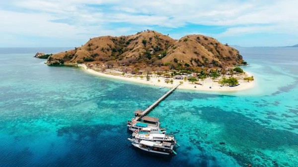 Pulau Kanawa merupakan sebuah pulau kecil yang terletak di perairan Flores, Nusa Tenggara Timur. Pulau ini dikenal dengan keindahan alam bawah lautnya. Berbagai macam terumbu karang mengelilingi pulau ini, ditambah pasir putih dengan air laut yang bening menjadi daya tarik bagi wisatawan. (Harry Hermanan/Getty Images)