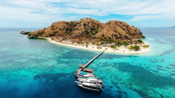 Pulau Kanawa merupakan sebuah pulau kecil yang terletak di perairan Flores, Nusa Tenggara Timur. Pulau ini dikenal dengan keindahan alam bawah lautnya. Berbagai macam terumbu karang mengelilingi pulau ini, ditambah pasir putih dengan air laut yang bening menjadi daya tarik bagi wisatawan. (Harry Hermanan/Getty Images) Pulau Kanawa merupakan sebuah pulau kecil yang terletak di perairan Flores, Nusa Tenggara Timur. Pulau ini dikenal dengan keindahan alam bawah lautnya. Berbagai macam terumbu karang mengelilingi pulau ini, ditambah pasir putih dengan air laut yang bening menjadi daya tarik bagi wisatawan. (Harry Hermanan/Getty Images)